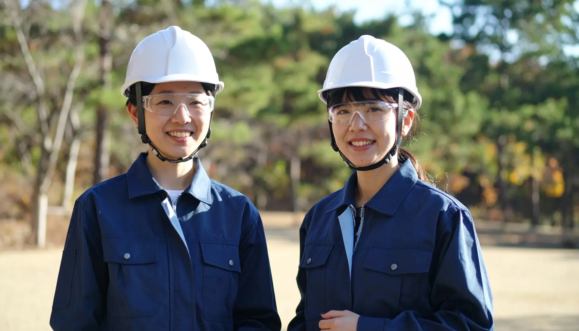 日本のドローンスクールの練習場でインストラクターからドローン操作を学ぶ受講生
