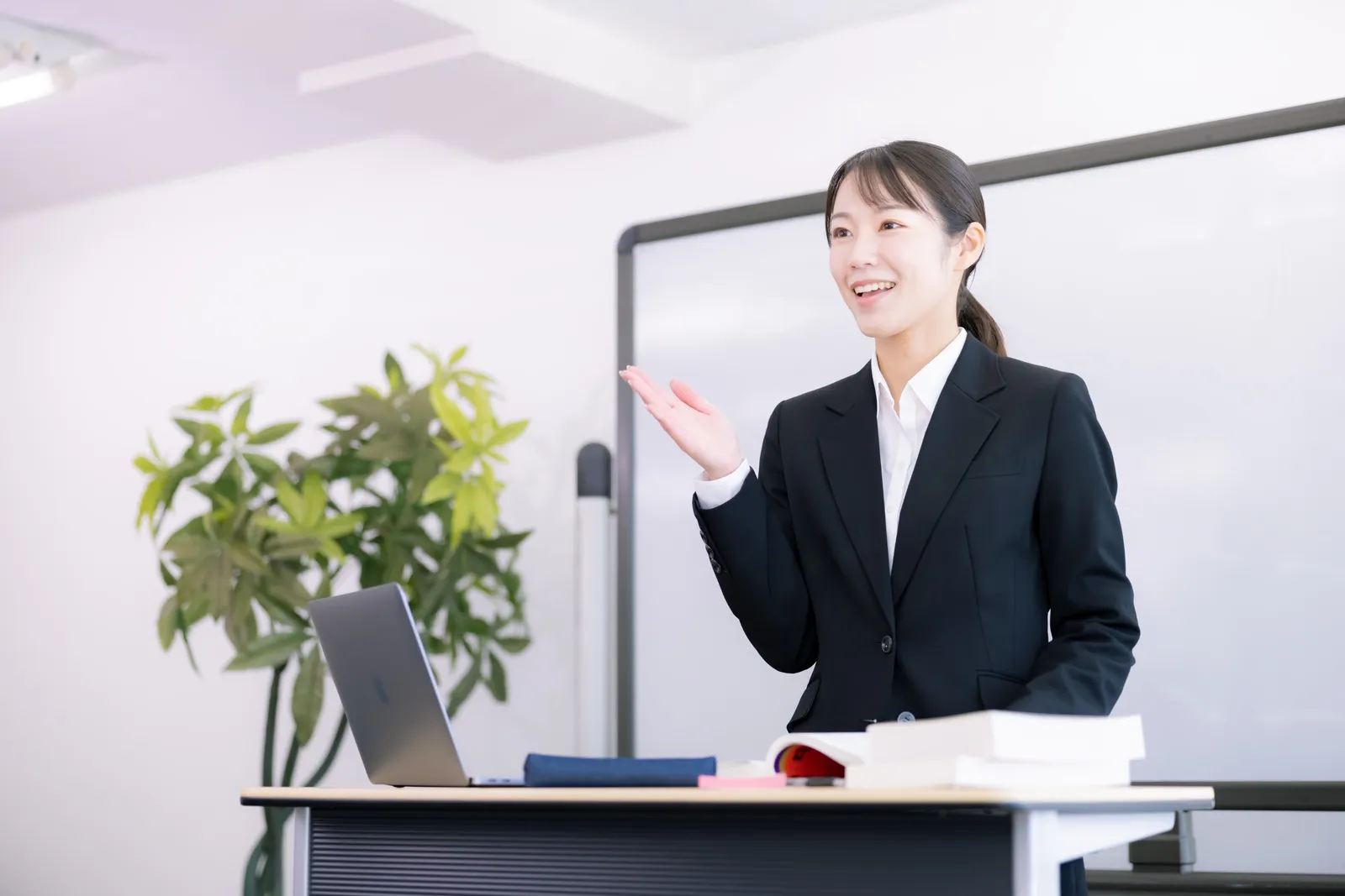 パソコンでオンライン更新講習を受講している人のイメージ